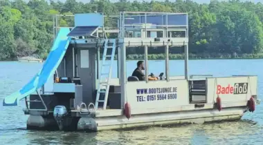 Floss 18 Pers. Partyboot mit Rutsche mieten Berlin Köpenick 15 PS ohne Führerschein mit WC mieten